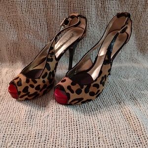 Sexy Guess Hondola leopard print textured slip on peep toe platform heels 7M. -